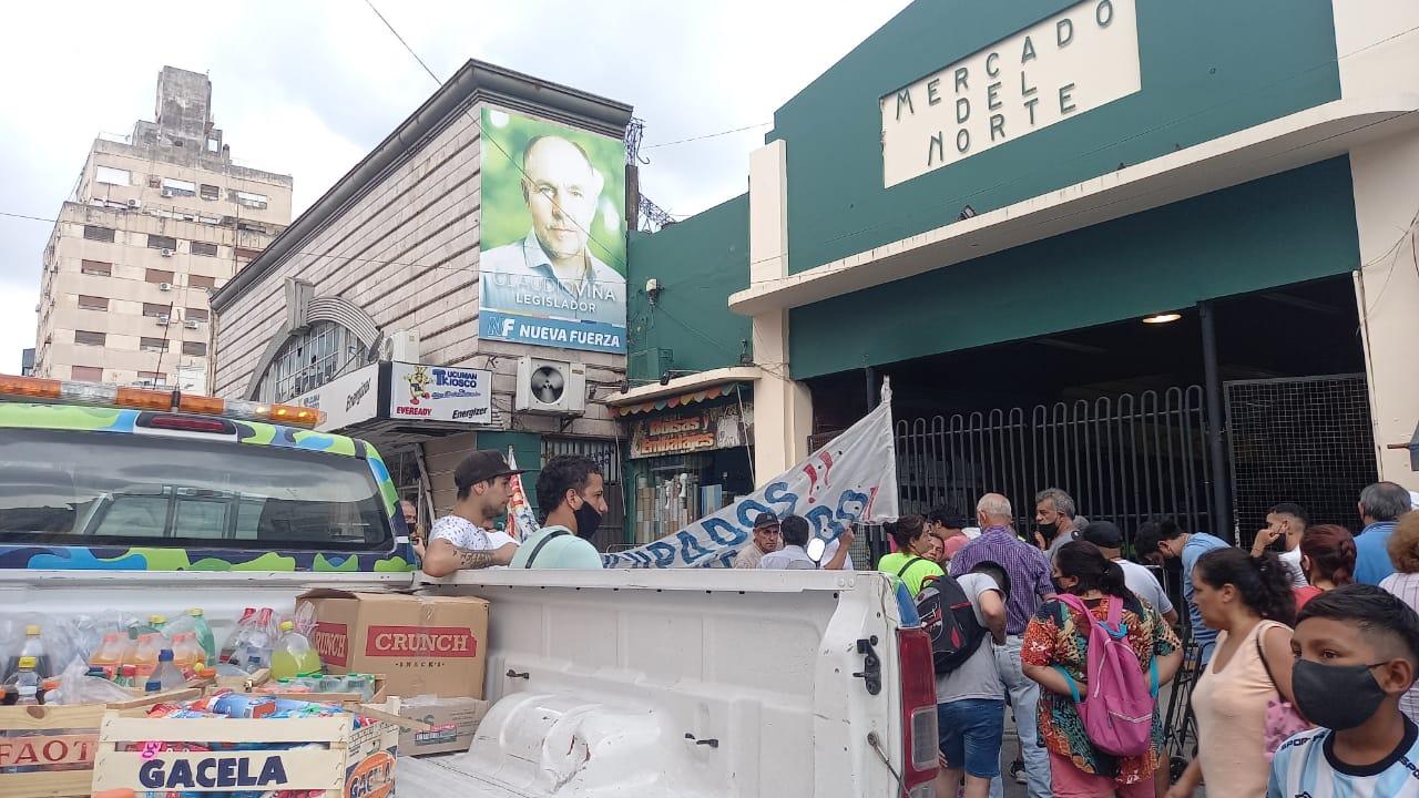 AGLOMERACIÓN DE PERSONAS, en el ingreso al Mercado Norte. FOTO FLORENCIA ZURITA. 