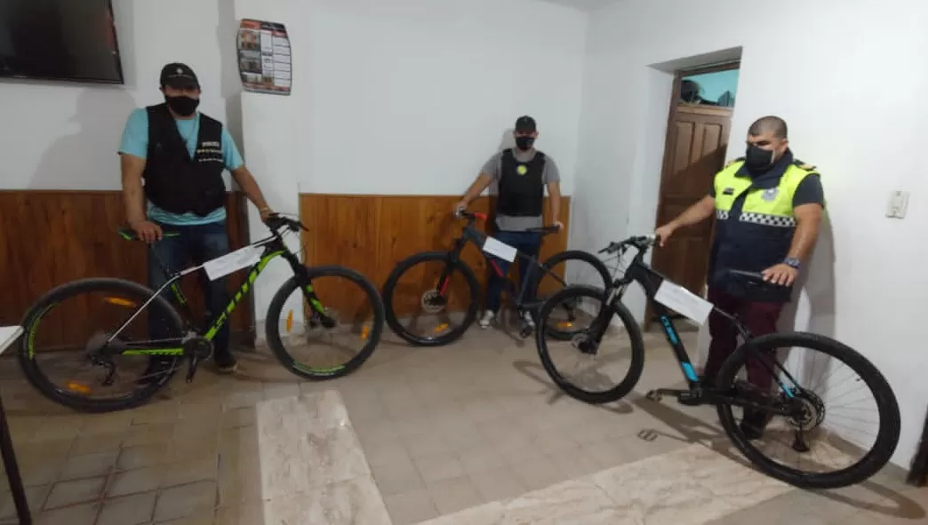 ALLANAMIENTOS. La Policía recuperó las bicicletas de alta gama robadas de un local en Yerba Buena.