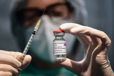 Qué dice la OMS sobre la suspensión del uso de la vacuna de AstraZeneca en países europeos