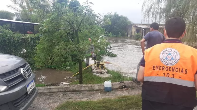 EN GARCÍA FERNÁNEZ. Efectivos trabajan luego de la tormenta. Foto: Comunicación Pública 