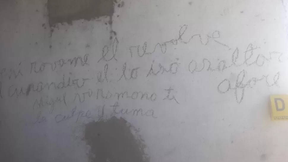 UN INDICIO. El mensaje con frases y palabras inentendibles que dejó escrito el hombre que mató a su hijo. 