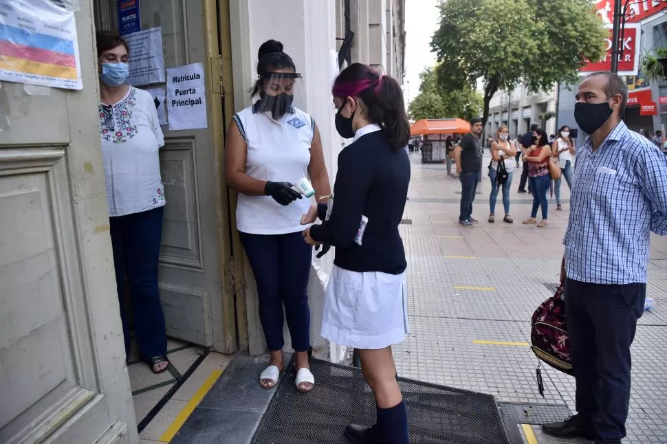 CONTROLES NECESARIOS. En la puerta de los establecimientos revisan que los chicos no tengan fiebre. la gaceta / foto de Ines Quinteros Orio