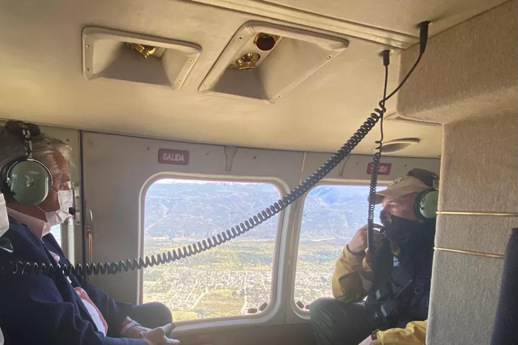 EN RECORRIDO. El presidente Alberto Fernández supervisa las zonas afectadas por el incendio. Foto: Presidencia de la Nación