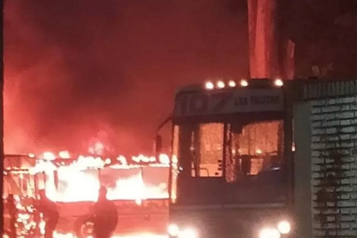 EN LLAMAS. Una unidad de la línea 7 alcanzada por el fuego. Foto: Policía de Tucumán