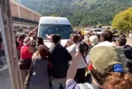 En Chubut, lanzaron piedras contra la combi que trasladaba al Presidente