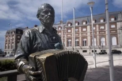 Las ocho huellas que evocan a Astor Piazzolla en la Mar del Plata natal