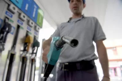YPF anunció subas de las naftas hasta mayo, con un techo del 15%