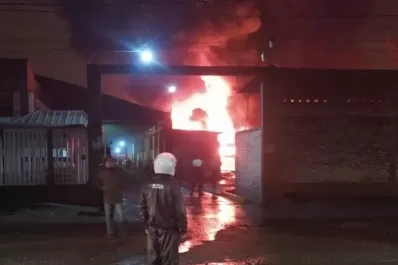 Así se quemaron los colectivos en los galpones de la Línea 7