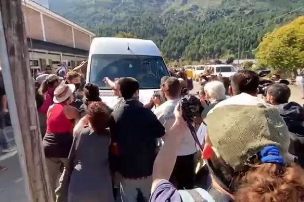 En Chubut, lanzaron piedras contra la combi que trasladaba al Presidente