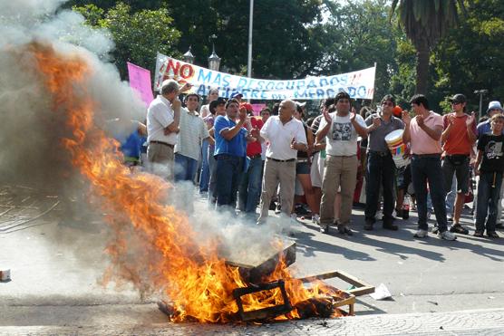 “NO” AL DESALOJO. En 2009 hubo una feroz protesta de puesteros en la plaza.