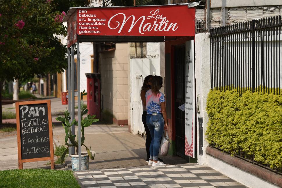 CLIENTES. Vecinos de la capital cruzan la avenida para hacer sus compras.   