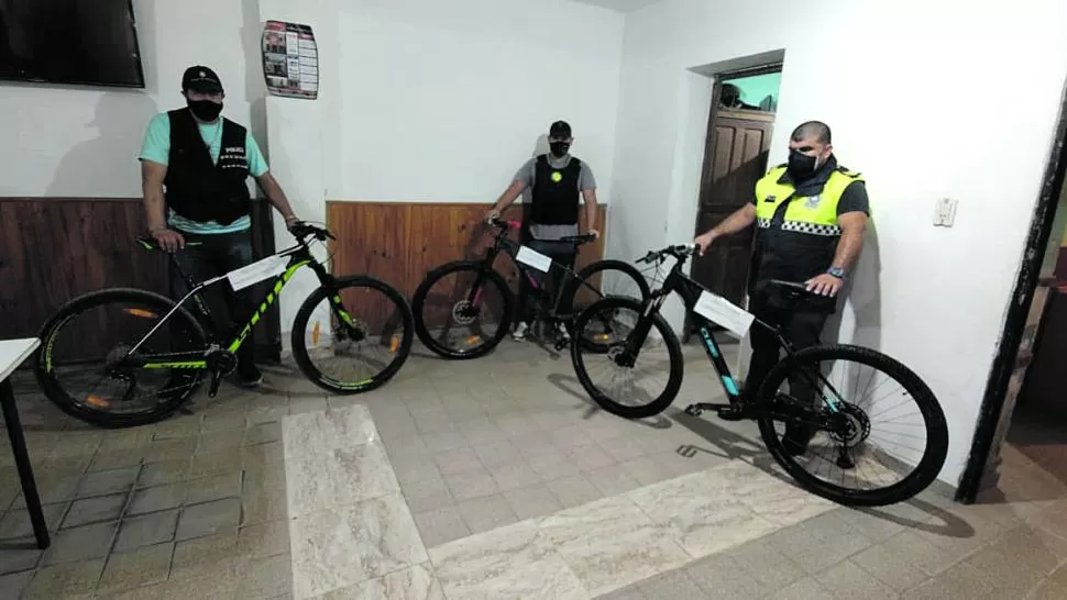 RESCATADAS. Los investigadores de Yerba Buena recuperaron las bicis.   