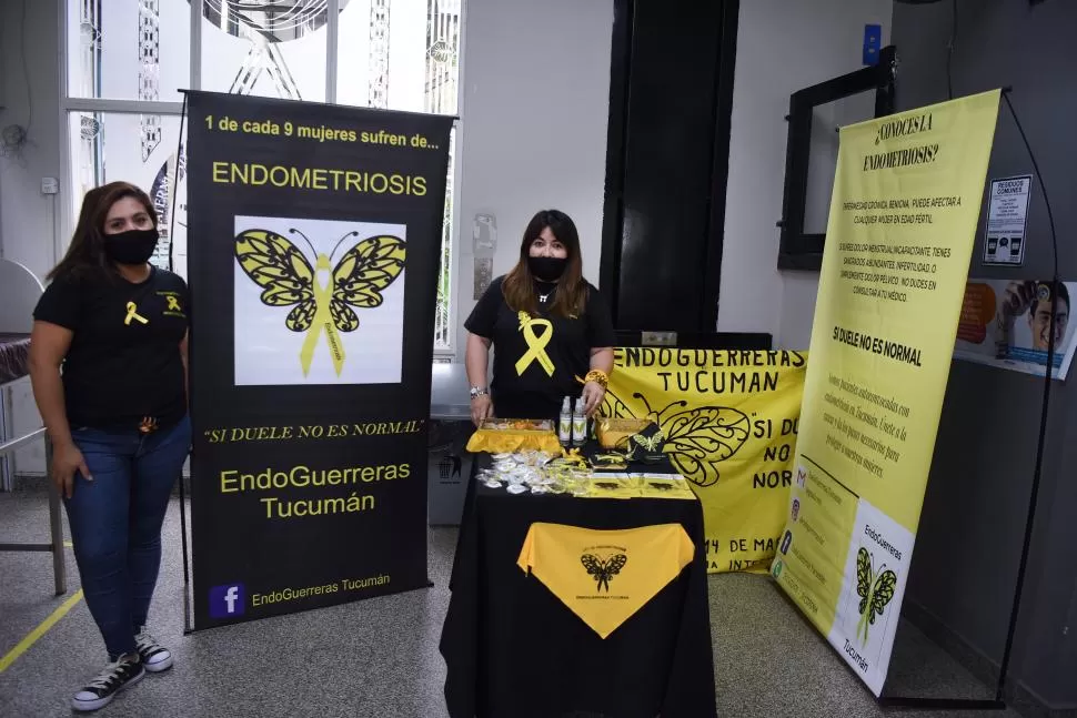 EN LA MATERNIDAD. Dos de las integrantes del grupo “Endoguerreras” durante la campaña que hicieron ayer. LA GACETA / FOTO DE Analía Jaramillo