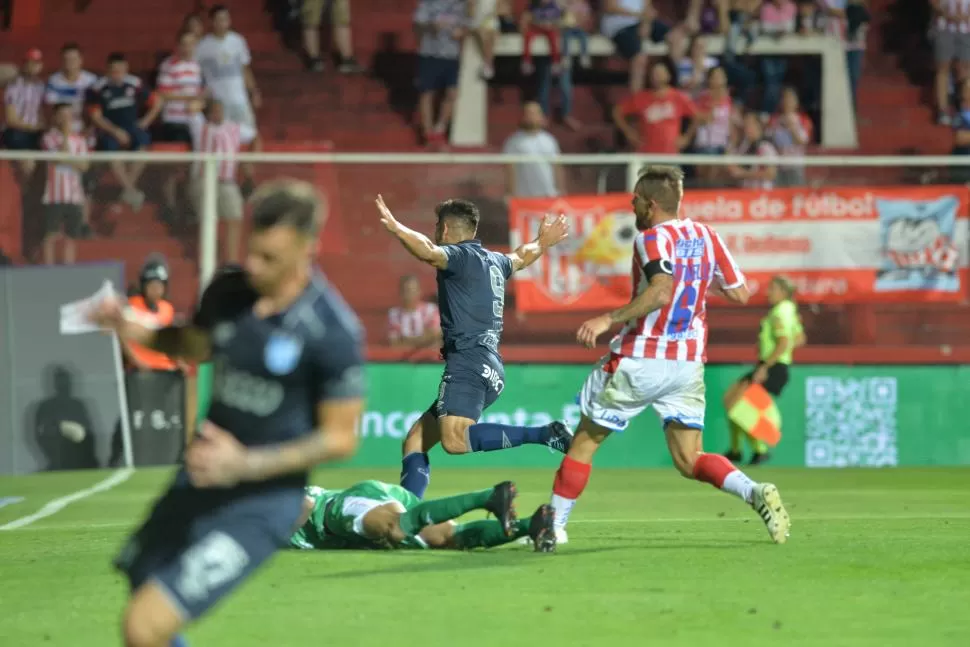 ÚLTIMA VEZ. Al fondo, Leandro Díaz sale a festejar el gol con el que Atlético consiguió el último triunfo que sumó para los promedios. Fue 1 a 0 ante Unión en 2019. Al frente, Lotti -el asistente- también celebra. la gaceta / archivo (foto de JAVIER ESCOBAR)