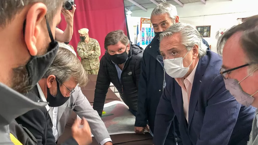 EN CHUBUT. Alberto Fernández ya recorre las zonas afectadas por los incendios. / Foto: Presidencia