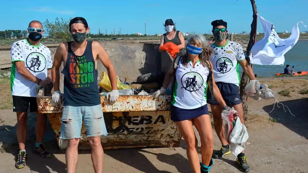EN ACCIÓN. Uno de los tantos grupos de plogging que hay en el país.  
