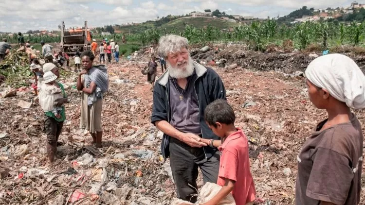 CONSAGRACIÓN Y ENTREGA. “Nací dos veces. Una vez en San Martín, Buenos Aires, y otra en Madagascar”, sostuvo Opeka acerca de su propia vida. 