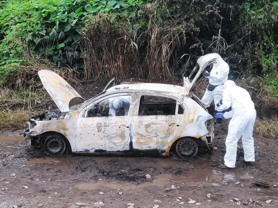 EN PLENA TAREA. Los peritos trabajan en el VW Gol que fue encontrado con un cuerpo  en El Sacrificio.  