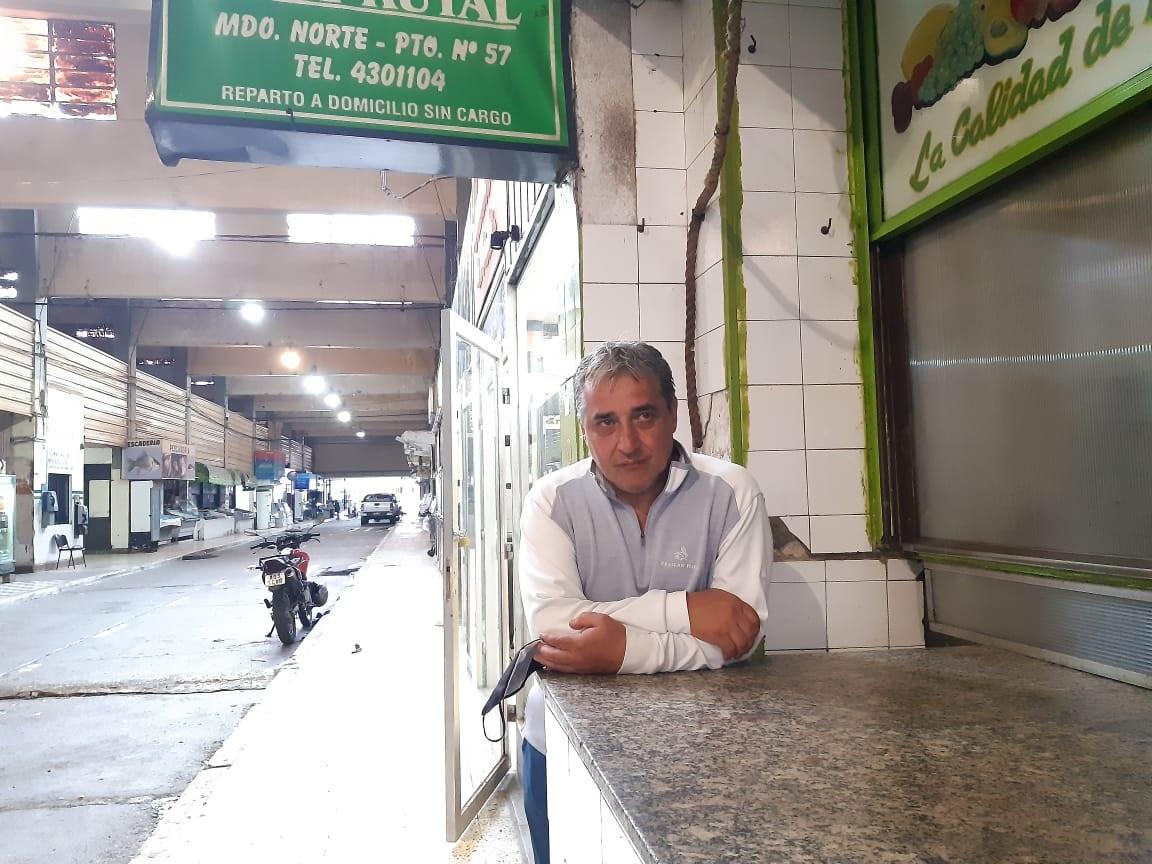 ANGUSTIA. Guizzarelli contempla acodado desde el mostrador de su local, en la calle interna del mercado. LA GACETA / FOTO DE MARTÍN DZIENCZARSKI