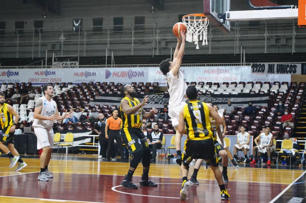 Con una racha ganadora, Estudiantes se agiganta en la Liga Argentina de Básquet