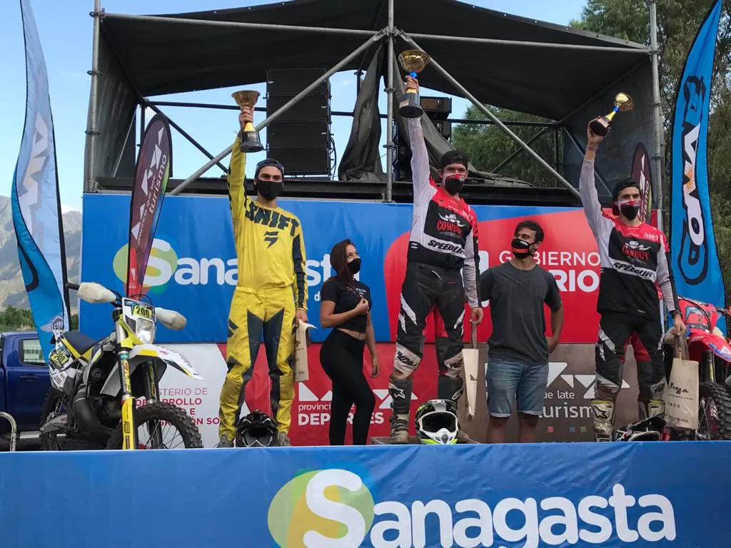 EN EL PODIO. Martín y José María Mercado (centro y derecha), con los trofeos en sus manos. 