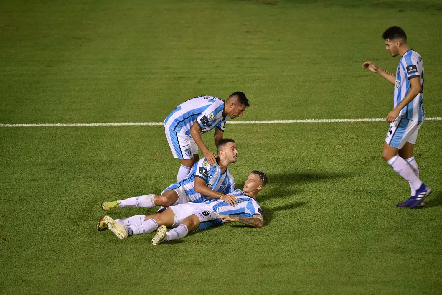 FESTEJO. Los jugadores de Atlético se tiraron al piso para celebrar el gol de Lotti. LA GACETA/FOTO DE INÉS QUINTEROS ORIO 