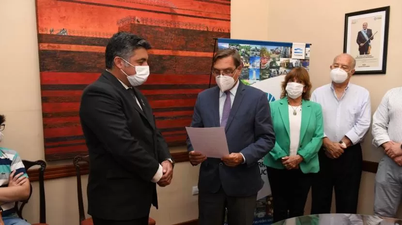 EN CASA DE GOBIERNO. Simón Padrós le toma juramento a Garmendia. Foto: Comunicación Pública