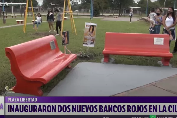 Inauguraron dos bancos rojos para recordar a víctimas de femicidios