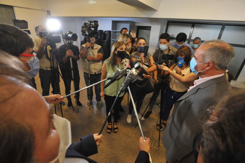  PROTESTA Y CHARLA. Los puesteros volvieron a movilizar hacia la Municipalidad para exigir que se les asigne un sitio donde trabajar(arriba). En la foto de abajo, la conferencia de prensa en el municipio tras la reunión. la gaceta / fotos de analía jaramillo - antonio ferroni