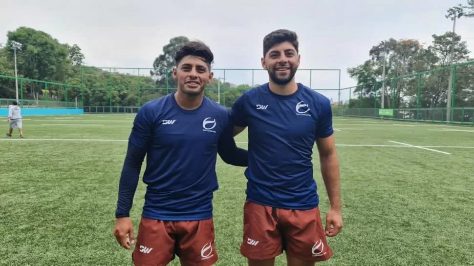 “COLOMBIANOS”. Gonzalo y Tomás, los hermanos García de Natación y Gimnasia, en una pausa de las prácticas de Cafeteros.  