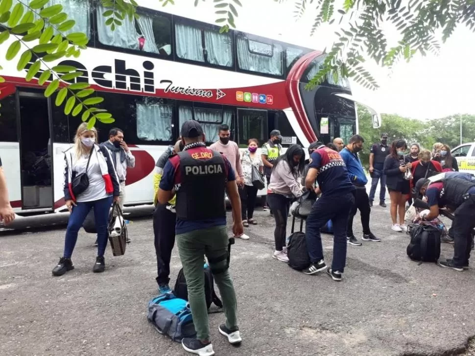 TOURS DE COMPRAS. Policías controlan los bolsos de pasajeros.  