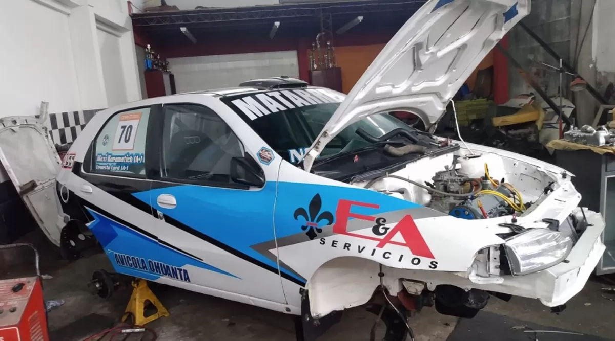 DETALLES FINAL. El taller de los Matarrese, en los últimos días se estuvo trabajando “a full” en el Fiat Palio de la dupla Ernesto Lord-Maximiliano Karamatich.