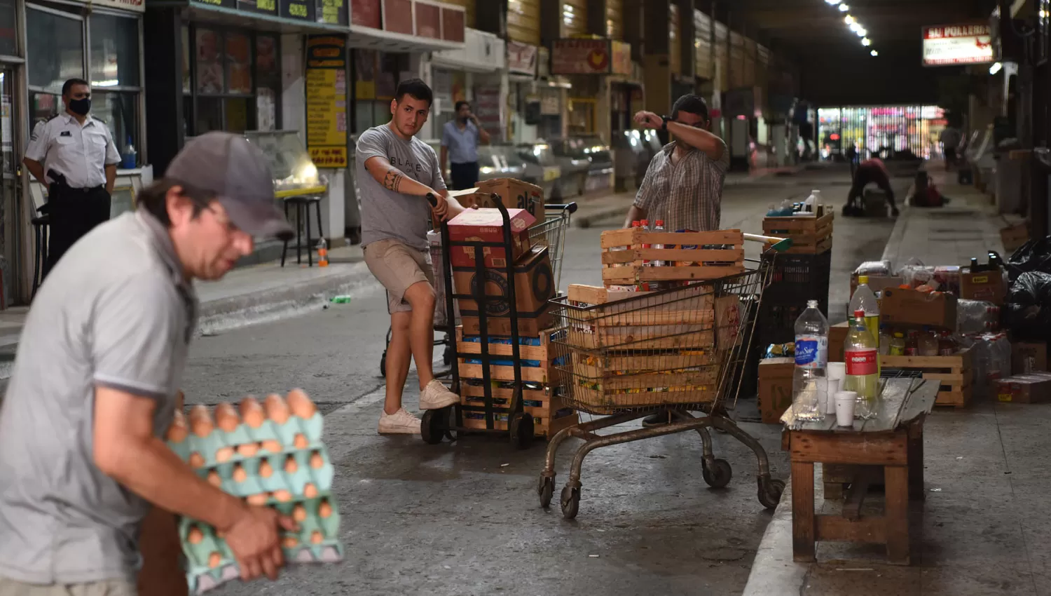 MERCADERÍA. Trabajadores desarman uno de los puestos del Mercado del Norte.