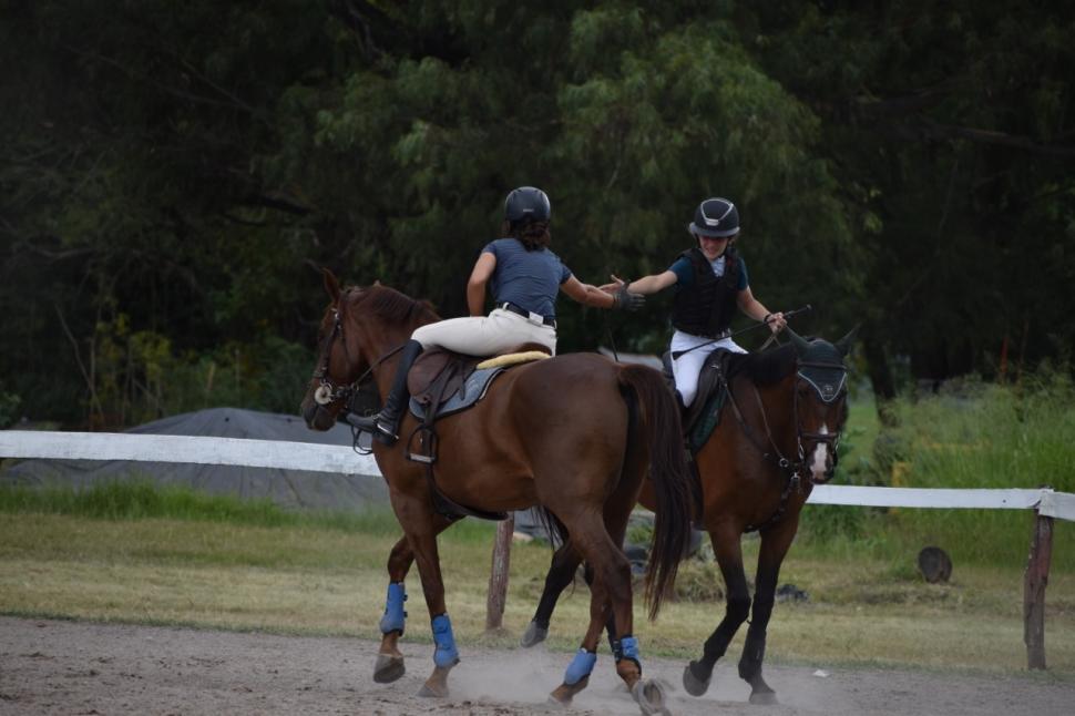 SALUDO. Sofía Brahim y Soledad Lemme, durante el certamen. 