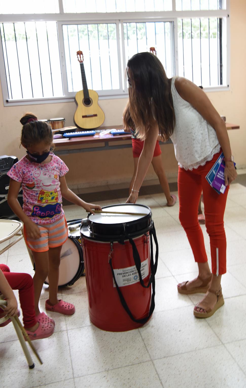 MURGA. La ministra compartió con los niños. 