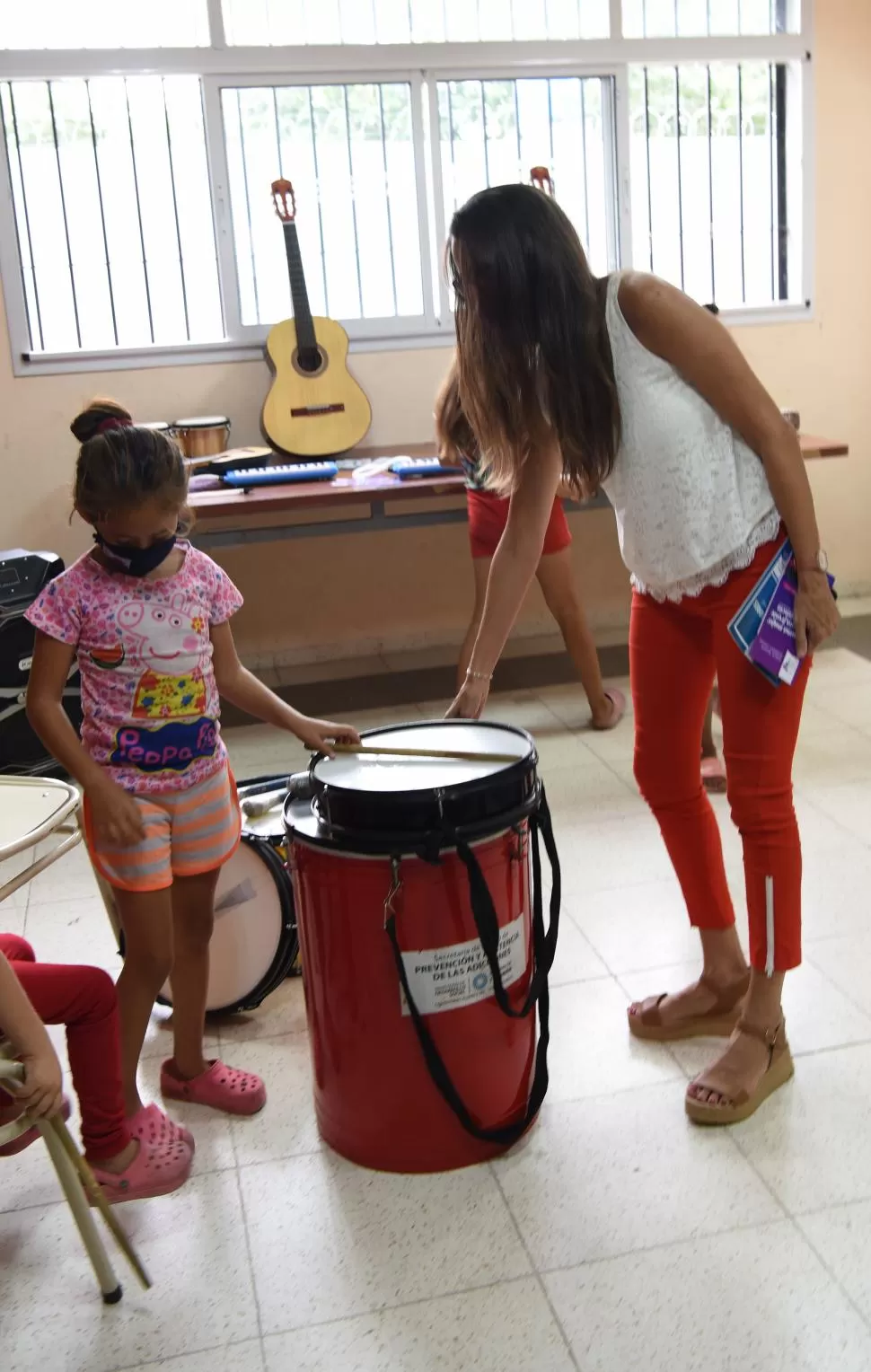 MURGA. La ministra compartió con los niños. 