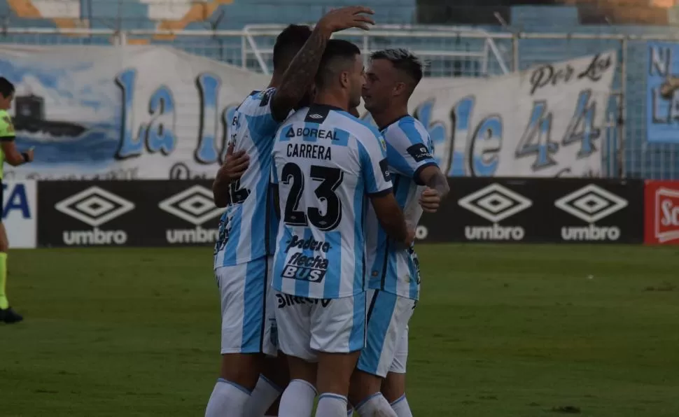 ABRAZO CON GOL. Entre Carrera, Toledo y Lotti llevan siete goles en el ciclo De Felippe. Augusto Lotti lleva tres goles en la Copa de La Liga y uno en la Copa Argentina. twitter @ATOficial