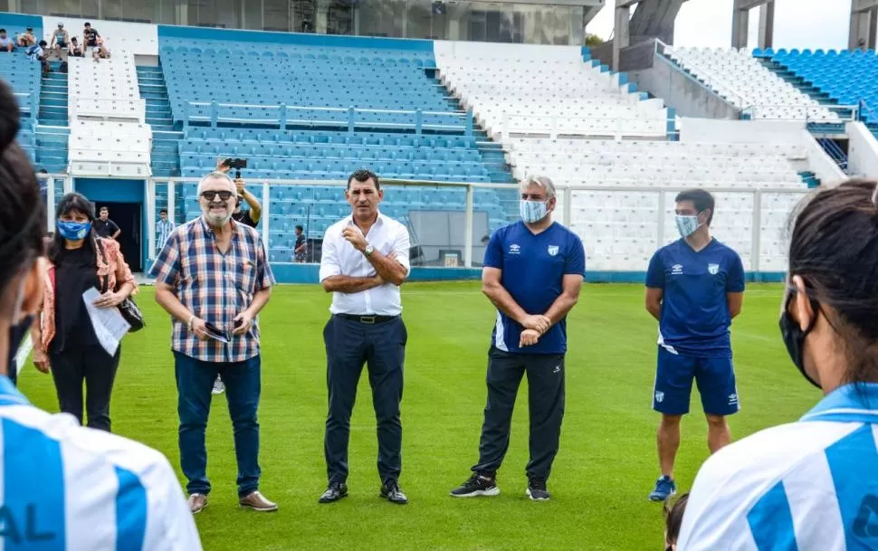 ASUNCIÓN. Leito y Robles durante la presentación en El Monumental 