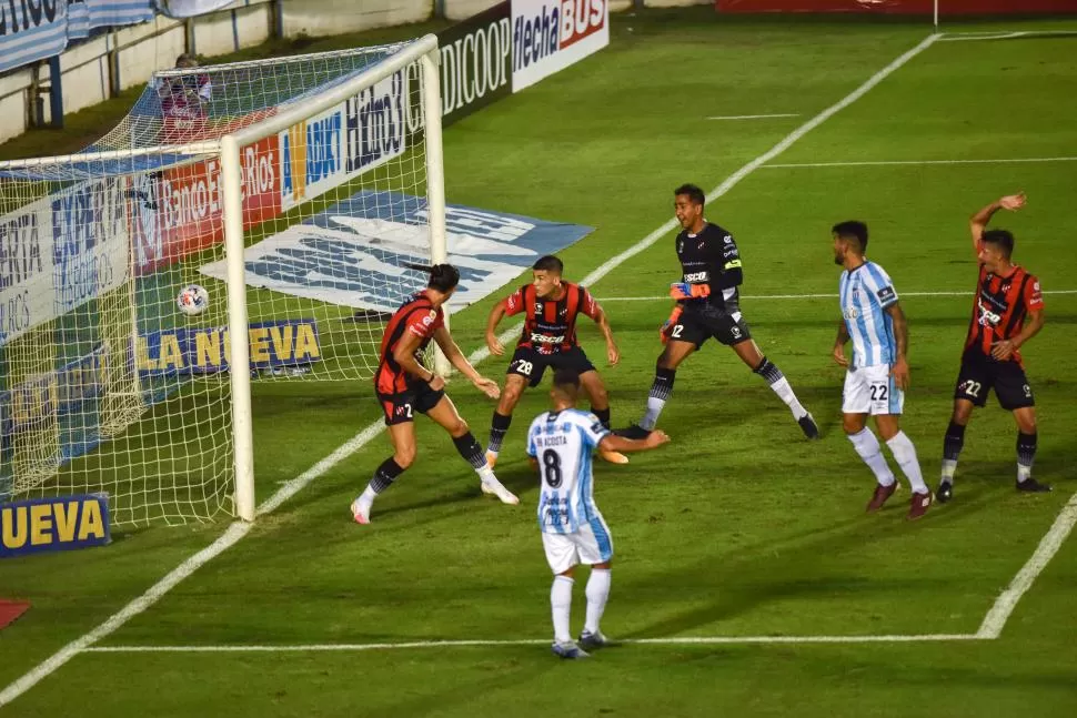 VALIÓ. Aunque estaba adelantado, Guillermo Acosta, convirtió el gol luego de una seguidilla de casi 15 toques. Una jugada que plasma la idea que tiene el entrenador. la gaceta / fotos de inés quinteros orio