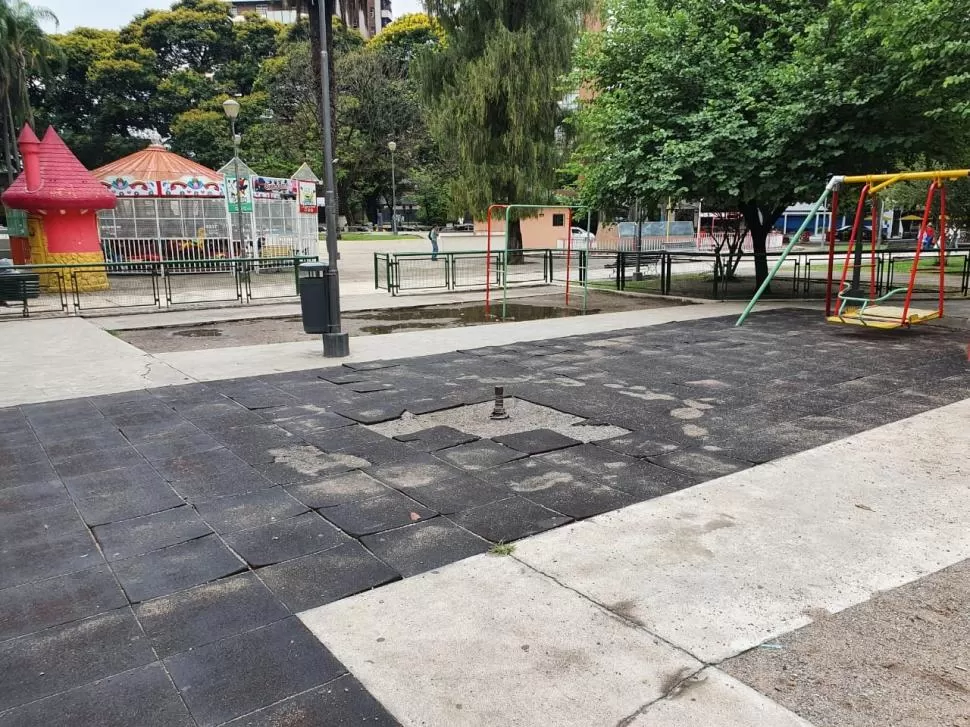  Zona de juegos, zona de riesgo en plaza Urquiza