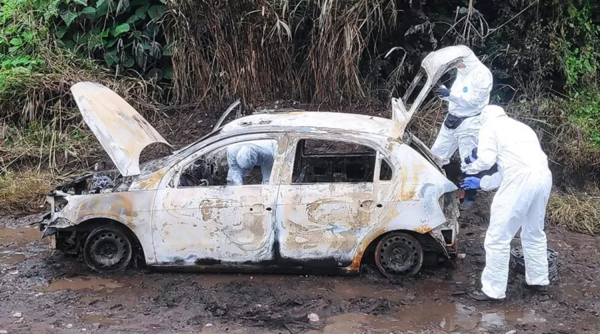 ¿CRIMEN NARCO? En La Invernada encontraron un auto incendiado; dentro de él había un cuerpo calcinado con un orificio de bala en el cráneo.