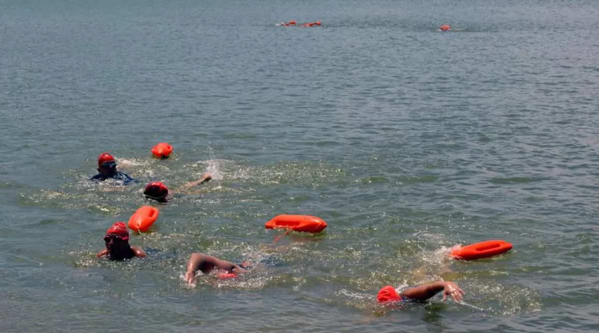 SEGURIDAD. Los nadadores tendrán sus respectivas boyas de seguridad durante todo el recorrido que fue explicado por Palacios (derecha) durante la mesa de trabajo. facebook Las Focas Tucumán Escuela de Natación