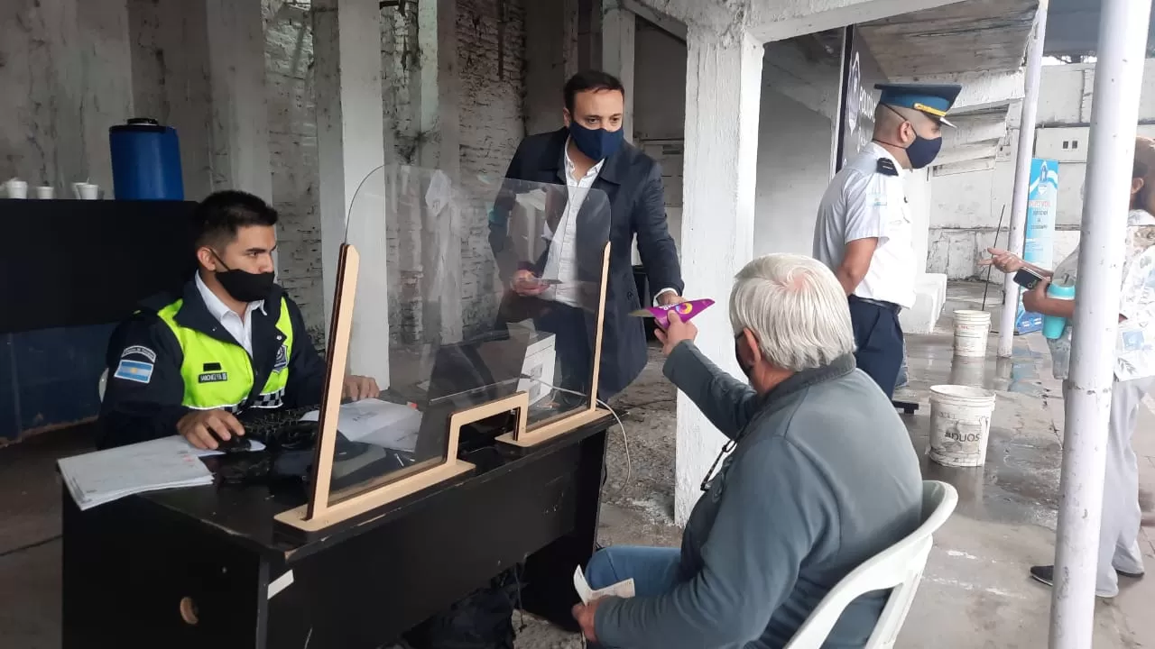 La Secretaría de Participación Ciudadana recorre los barrios junto al móvil de la Policía