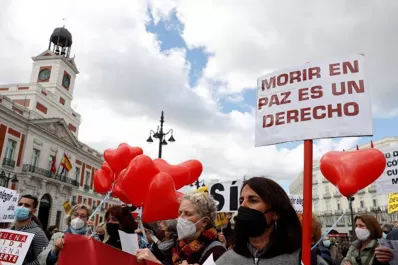 España legalizó la eutanasia y el suicidio asistido: detalles de la nueva norma