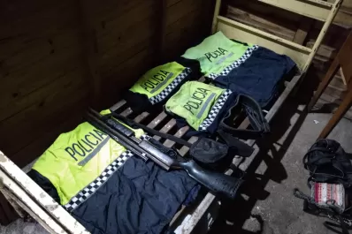 Investigan a una banda delictiva que tenía armas, motos, drogas y uniformes policiales