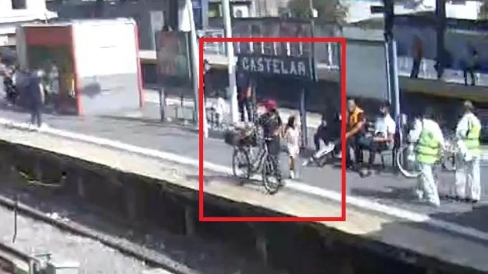 Hallaron a la vera de una ruta un buzo que sería del captor de Maia 