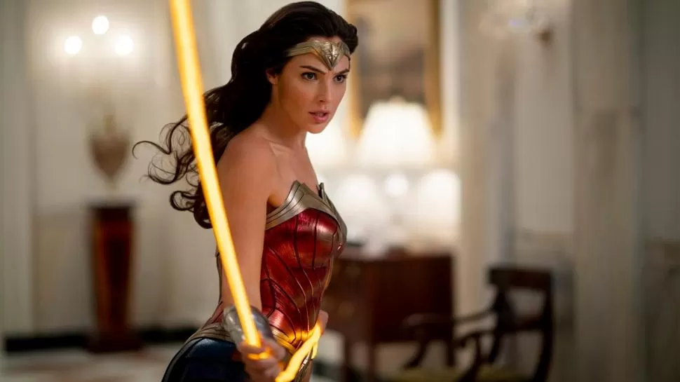 UNA POTENTE HEROÍNA. Gal Gadot se pone nuevamente dentro del traje de la poderosa Mujer Maravilla.  