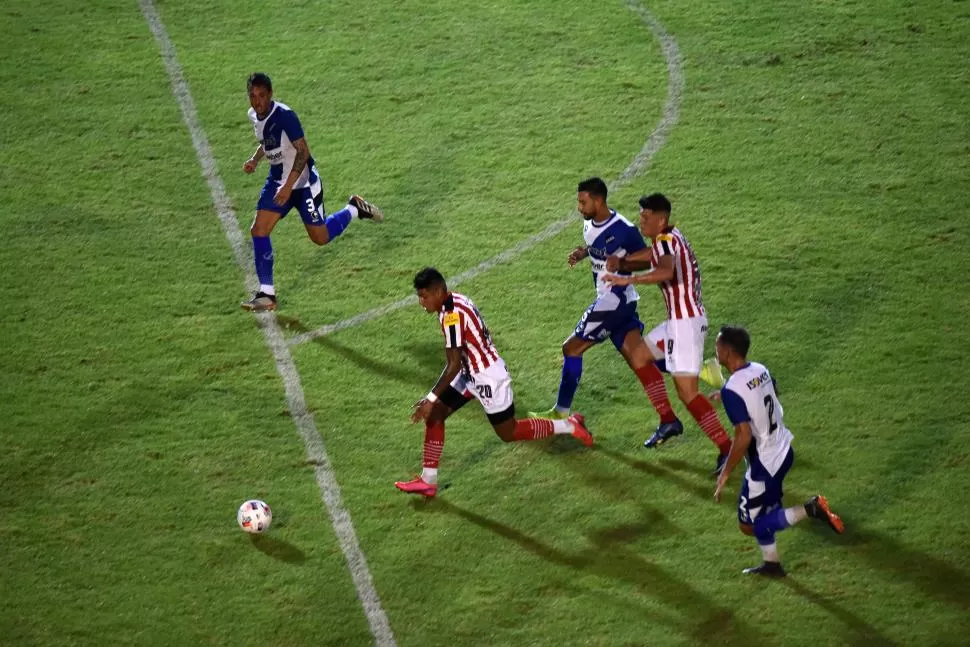 VÉRTIGO Y PROFUNDIDAD. En pocos minutos, el volante nacido en Lastenia generó su primera situación de gol el pasado domingo. Luego, mostró atributos interesantes que lo transformaron en una de las figuras destacadas del “Santo”.