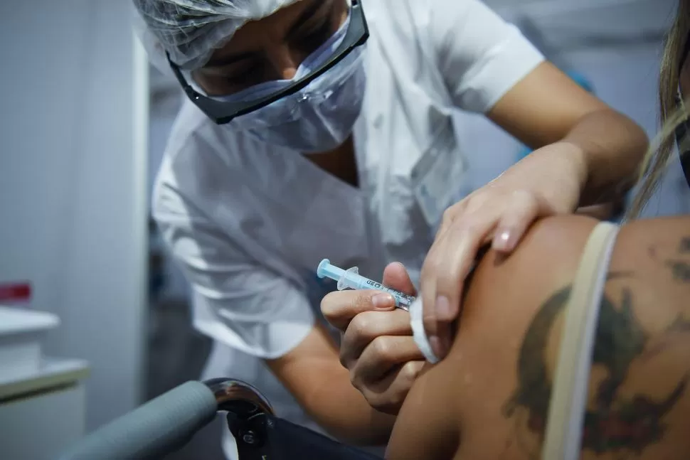 UN BIEN ESCASO. La producción y distribución de las vacunas en todo el mundo es muy lenta en comparación con el avance del coronavirus. la gaceta / foto de Analía Jaramillo