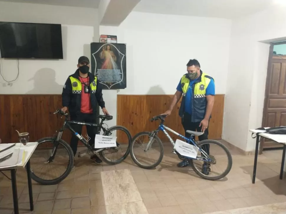 EL RESULTADO. Los efectivos exhiben las bicicletas recuperadas.  